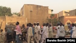 Des centaines de personnes célébrant les taxis dans la ville de Dala dans l'État de Kano.
Source: Baraka Bashir (VOA)