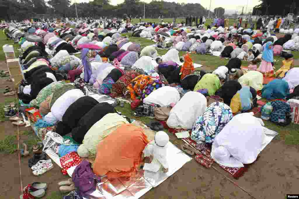 فلپائن کے دارالحکومت منیلا میں مسلمان خواتین عید کی نماز ادا کر رہی ہیں۔