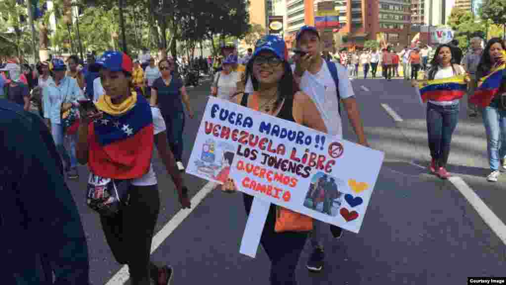 Venezolanos salen a las calles de Caracas para protestar el 12 de febrero de 2019.&nbsp;