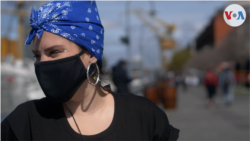 Luisana La Cruz, una de las organizadoras del Día Mundial de la Arepa, entrega arepas gratis en Puerto Madero, una de las zonas más exclusivas de Buenos Aires. Septiembre 11, 2021. Foto: Nicolás González - VOA.