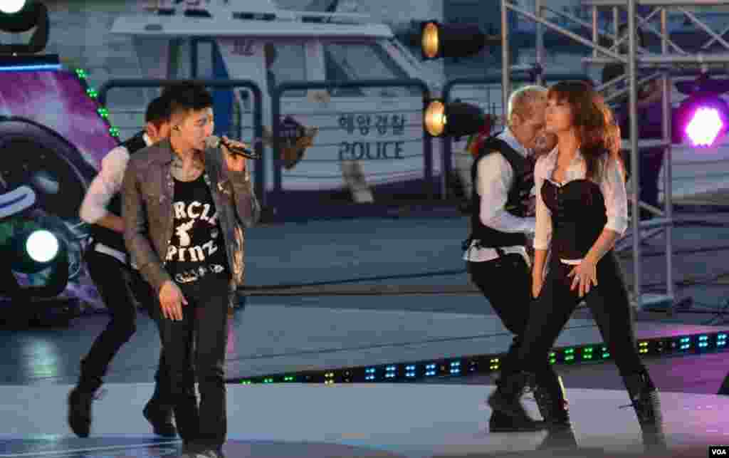 Korean-American K-pop star Park Jae-bum performs at the expo, Yeosu, South Korea, June 9, 2012. (S.L. Herman/VOA)