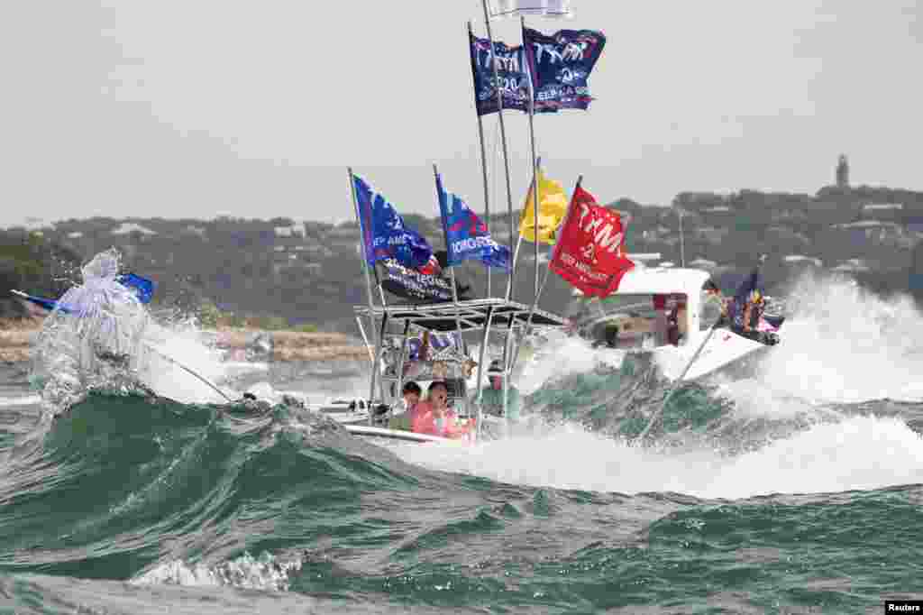 A boat is engulfed in waves from the large wakes of a flotilla of supporters of U.S. President Donald Trump, during a boat parade on Lake Travis near Lakeway, Texas, Sept. 5, 2020.&nbsp;(Credit: Bob Daemmrich)