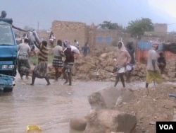 Streets were flooded after the cyclone, but after years of war and abject poverty, many locals say they are accustomed to attempting to live normally under adverse circumstances, Socotra, Yemen, Nov. 1, 2015. (R. Mohammed/VOA)