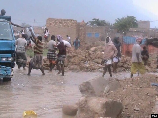 Streets were flooded after the cyclone, but after years of war and abject poverty, many locals say they are accustomed to attempting to live normally under adverse circumstances, Socotra, Yemen, Nov. 1, 2015. (R. Mohammed/VOA)