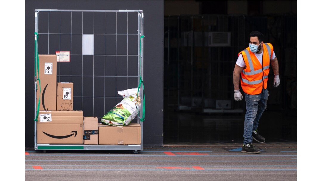 Seorang karyawan Amazon di Brandizzo, dekat Turin, Italia, 22 Maret 2021.