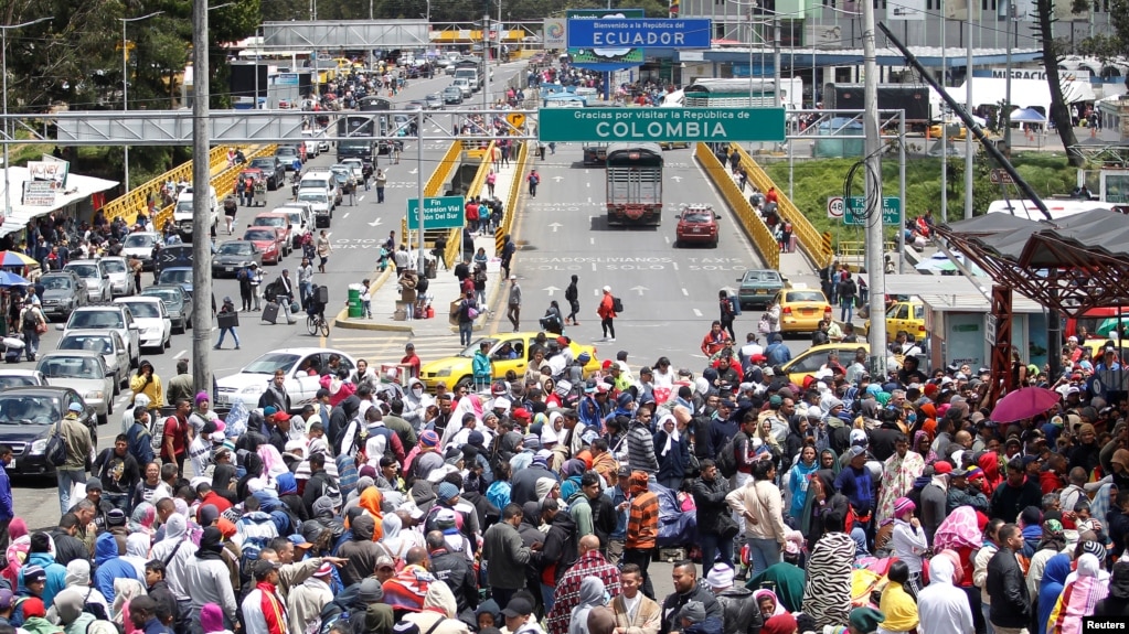 Migrantes venezolanos hacen cola para registrar su salida de Colombia antes de ingresar a Ecuador en el puente internacional Rumichaca, Colombia, el 9 de agosto de 2018.