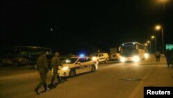以色列军队提供的视频截图显示护送叙利亚白盔队员的车队。（2018年7月22日）