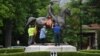 Mortal protesta en Virginia acelera remoción de estatuas confederadas