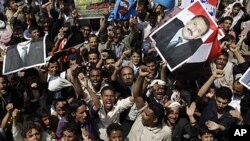 Supporters of Yemen's President Ali Abduallah Saleh hold portraits of the leader and chant slogans during a rally celebrating his return to Sana'a, Yemen, September 23, 2011.