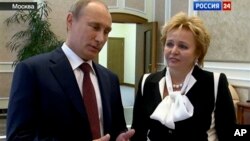 7일 러시아 국영TV와의 인터뷰에서 이혼 사실을 밝히는 블라디미르 푸틴 러시아 대통령(왼쪽)과 부인 류드밀라 여사.