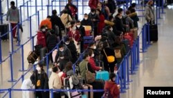 上海浦東國際機場內戴著口罩的旅客。（2020年1月27日） 