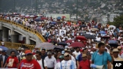 Para demonstran di Acapulco, Guerrero di Meksiko, memprotes hilangnya 43 mahasiswa (17/10). (AP/Eduardo Verdugo)