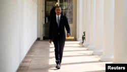 U.S. President Barack Obama walks from his residence to the Oval Office at the White House in Washington, September 10, 2013. Obama is scheduled to address the nation on Syria on Tuesday night. 
