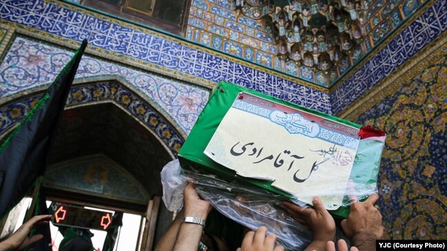 د سوریې په جګړې کې د یوه وژل شوي افغان شیعه جنازه