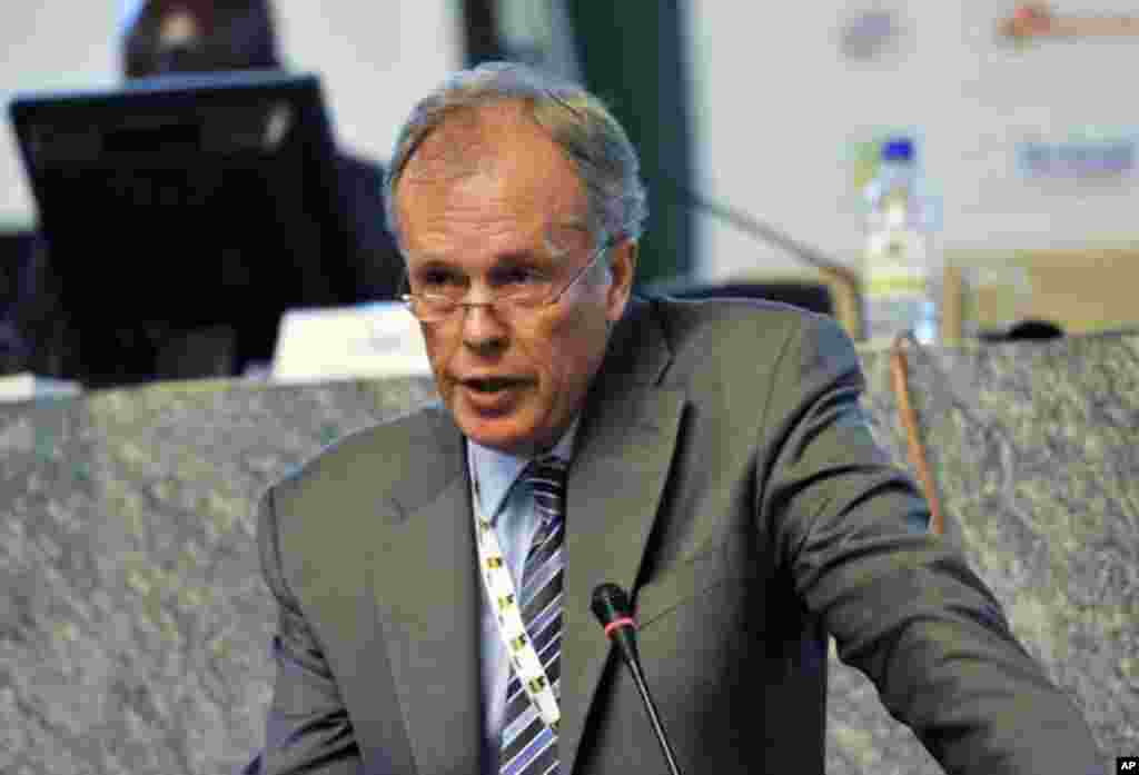 Shell's director for sub-Saharan Africa Ian Craig speaks at an Oil and Gas conference in Nigeria's capital Abuja February 21, 2012.
