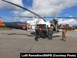 Tim BNPB dibantu TNI AD menurunkan bantuan logistik menggunakan helikopter BNPB di Desa Longeo, Kecamatan Asera, Kabupaten Konawe utara, Sulawesi Tenggara, 10 Juni 2019. (Foto: Lufti Ramadhan/BNPB)