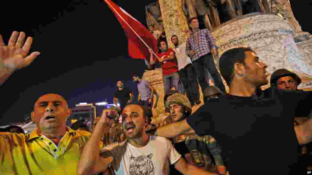 Les partisans du président Recep Tayyip Erdogan protestent devant des soldats sur la place Taksim d&#39;Istanbul, 16 juillet 2016.