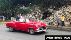 Newlyweds leave the Hotel Nacional