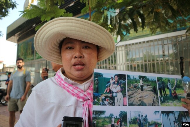 អ្នកស្រី សាំង ពុយ ពលរដ្ឋមានទំនាស់ដីធ្លីជាមួយក្រុមហ៊ុនចិន Union Development Group (UDG) ដែលតវ៉ានៅមុខស្ថានទូតចិន ប្រាប់ VOA នៅថ្ងៃទី១៣ ខែសីហា ឆ្នាំ២០១៩។ (កាន់ វិច្ឆិកា/VOA)