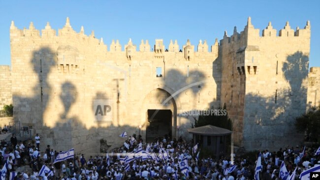 مارچ کے شرکا مشرقی یروشلم میں دمشق گیٹ کے سامنے جمع ہیں۔