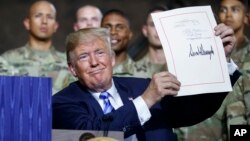 도널드 트럼프 대통령이 13일 뉴욕주 포트 드럼 육군부대를 방문하고 2019 회계연도 국방수권법안에 서명했다. 