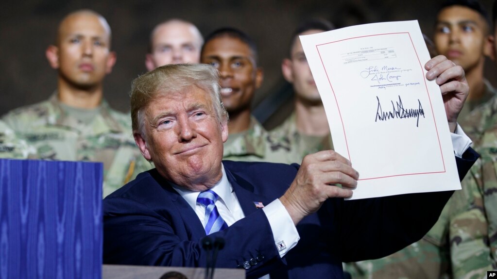 Tổng thống Hoa Kỳ Donald Trump ký ban hành Luật Chính sách Quốc phòng Mỹ tại một căn cứ quân sự của Hoa Kỳ ở New York hôm 13/8.