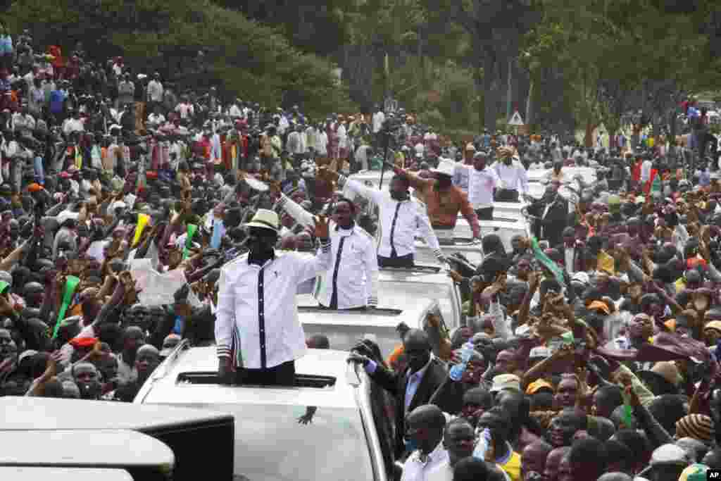 Raila Odinga, Kalonzo Musyoka na Moses Wetangula wawapungia mkono wafuasi wao wakiwasili kwenye uwanja wa Uhuru Park mjini Nairobi, July 7, 2014.