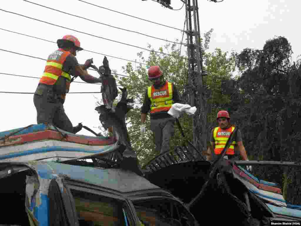 دھماکے سے بس کو خاصا نقصان پہنچا اور اسی باعث زخمیوں کو بس سے نکالنے میں امدادی کارکنوں کو مشکل کا سامنا کرنا پڑا۔