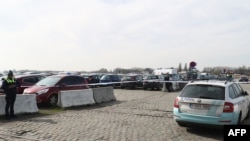 Des policiers patrouillent au Sint-Michielskaai à Anvers où la police belge a arrêté un homme après avoir tenté de foncer avec sa voiture à grande vitesse sur une foule dans un quartier commerçant de la ville portuaire d'Anvers, 23 mars 2017.