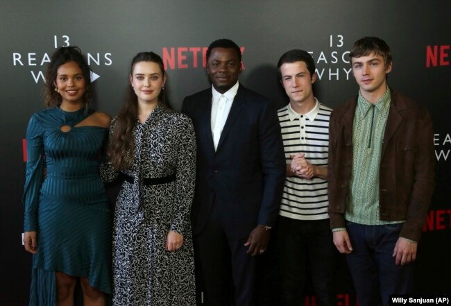 Alisha Boe, dari kiri, Katherine Langford, Derek Luke, Dylan Minnette, dan Miles Heizer tiba di acara FYSEE “13 Reasons Why” di Raleigh Studio, Los Angeles, Jumat, 1 Juni 2018 (foto: Willy Sanjuan/Invision/AP)