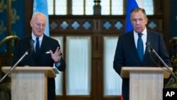 Russian Foreign Minister Sergei Lavrov, right, listens as U.N. Special Envoy for Syria Staffan de Mistura speaks during a news conference following their talks in Moscow, Nov. 4, 2015.