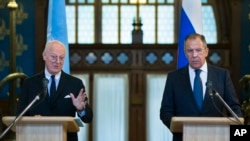 Xarici İşlər naziri Sergey Lavrov və BMT-nin Suriya üzrə xüsusi nümayəndəsi Steffan de Mistura Moskvada birgə mətbuat konfransı zamanı, 4 noyabr 2015-ci il 