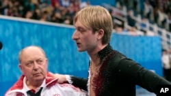Ngôi sao trượt băng nghệ thuật Nga Yevgeny Plushenko rút lui sau khi bị chấn thương ở lưng trong cuộc tập luyện khởi động