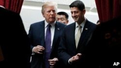 El presidente Trump y el presidente de la Cámara de Representantes, Paul Ryan, salen de una reunión en el Capitolio sobre la reforma impositiva.