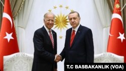 조 바이든(왼쪽) 미국 부통령과 레제프 타이이프 에르도안 터키 대통령이 24일 터키 수도 앙카라에서 회담한 뒤 악수하고 있다. 