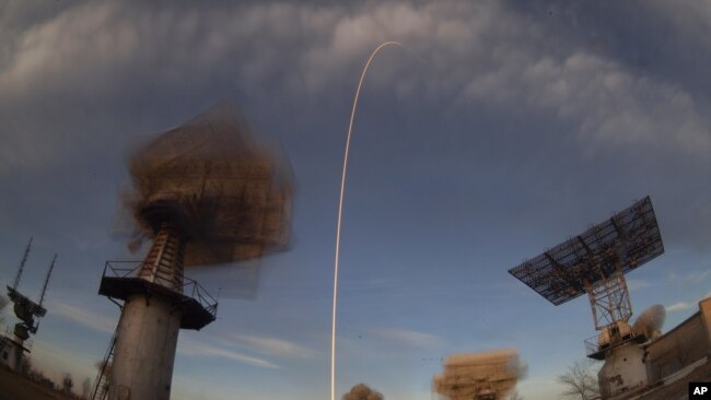 El cohete Soyuz que lleva un nuevo equipo a la Estación Espacial Internacional despega desde el cosmódromo de Baikonur en Kazajstán, el lunes 3 de diciembre. Foto: AP Photo/Dmitri Lovetsky