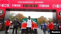 Eliud Kipchoge célèbre son record mondial du marathon à Vienne, Autriche, le 12 octobre 2019.