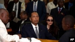 28일 법원 심리에 출두한 아이티 독재자 장-클로드 뒤발리에(가운데).