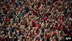 Les fans d'Al-Ahly chantant des slogans pour encourager leur équipe avant la finale de la Super Coupe d'Afrique contre le Club Sportif Sfaxien de Tunisie, Caire, 20 février, 2014.