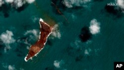 En esta imagen por satélite proporcionada por Maxar Technologies, una vista del volcán Hunga Tonga Hunga Ha'apai en Tonga, el martes 18 de enero de 2022, tras una enorme erupción volcánica submarina. 
