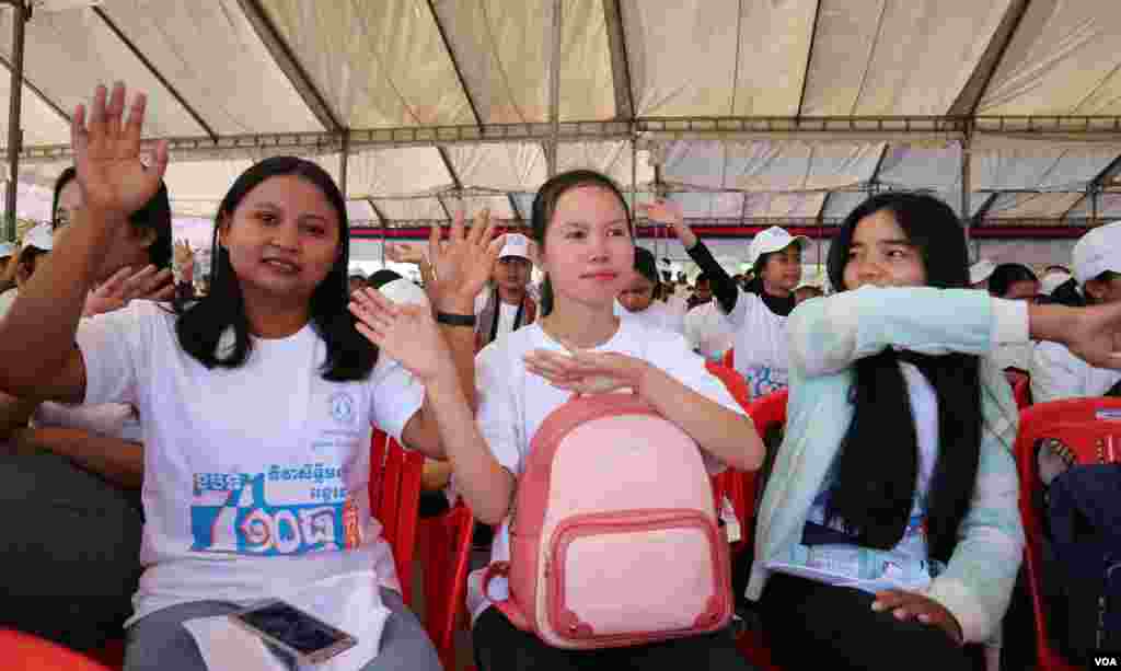 យុវជនកំពុងចូលរួមប្រារព្ធទិវាសិទ្ធិមនុស្សអន្តរជាតិលើកទី៧១ នៅសួនប្រជាធិបតេយ្យ នាថ្ងៃទី១០ ខែធ្នូ ឆ្នាំ២០១៩។ (កាន់ វិច្ឆិកា/VOA)