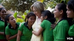 Menlu AS Hillary Rodham Clinton menghibur para remaja perempuan korban perdagangan manusia di pusat rehabilitasi di kota Siem Reap, Kamboja hari ini, 31 Oktober 2010.