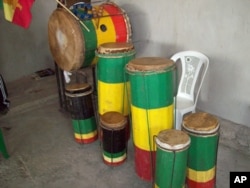 Instrumentos de percussão dos Tocadores Nyabhing de Luanda