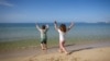 Dvoje dece na plaži u Španiji, posle ublažavanja oštrih mera uvedenih da bi se suzbilo širenje koronavirusa (Foto: AFP JAIME REINA)