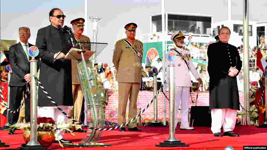 مسلح افواج اور سامان حرب کی نمائش پر مبنی اس پریڈ میں صدر ممنون حسین، وزیراعظم نواز شریف، تینوں مسلح افواج کے سربراہان شریک تھے۔
