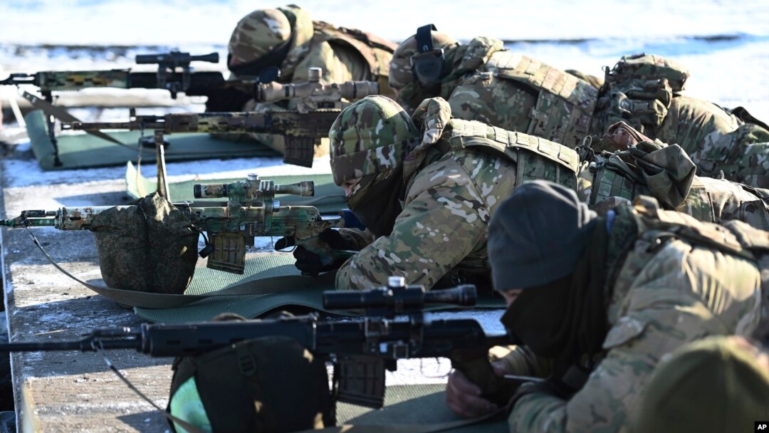 Tentara Rusia dalam latihan di lapangan tembak Kadamovskiy di wilayah Rostov di Rusia selatan, Kamis, 13 Januari 2022. Rusia telah menolak keluhan Barat tentang penumpukan pasukannya di dekat Ukraina. (Foto: AP)