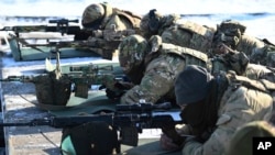 روسی فوجی ملک کے شمالی حصے میں فوجی مشقوں میں حصہ لے رہے ہیں۔ روس نے یوکرین کی سرحد پر اپنے ایک لاکھ فوجی تعینات کر دیے ہیں۔