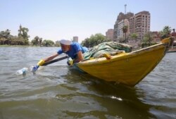 Mohamed Nasar mengumpulkan sampah plastik dari sungai Nil di Giza, Mesir 20 Mei 2021. (REUTERS / Mohamed Abd El Ghany)