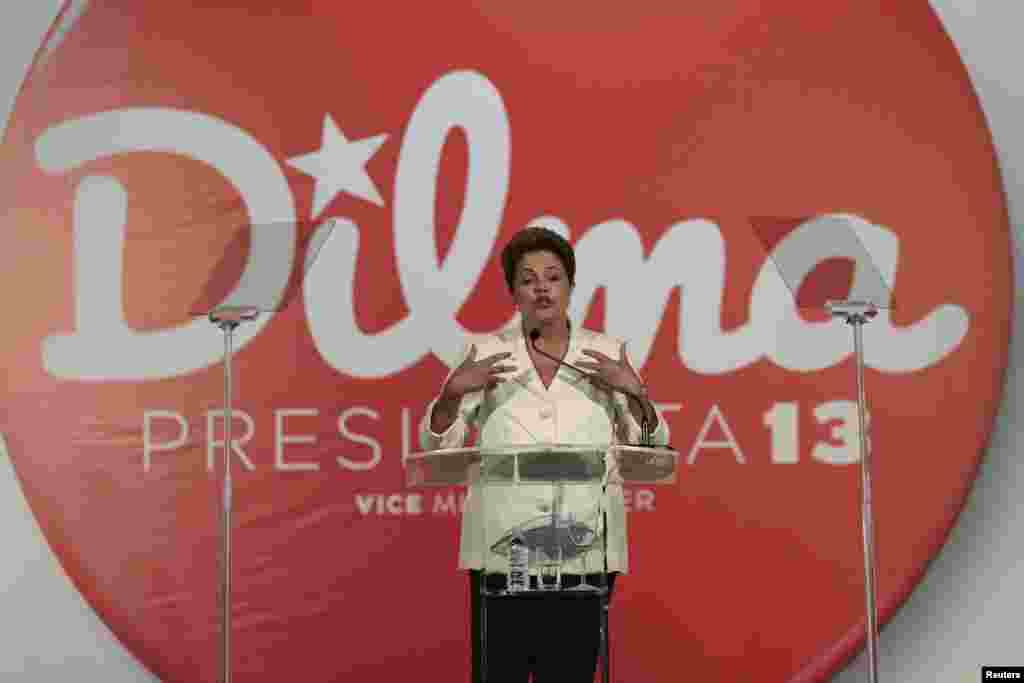 Presiden Brazil dan kandidat presiden dari Partai Buruh (PT),&nbsp;Dilma Rousseff, mengadakan konferensi pers setelah memberikan suara dalam putaran pertama pemilu di Brasilia (5/10). (Reuters/Ueslei Marcelino) 