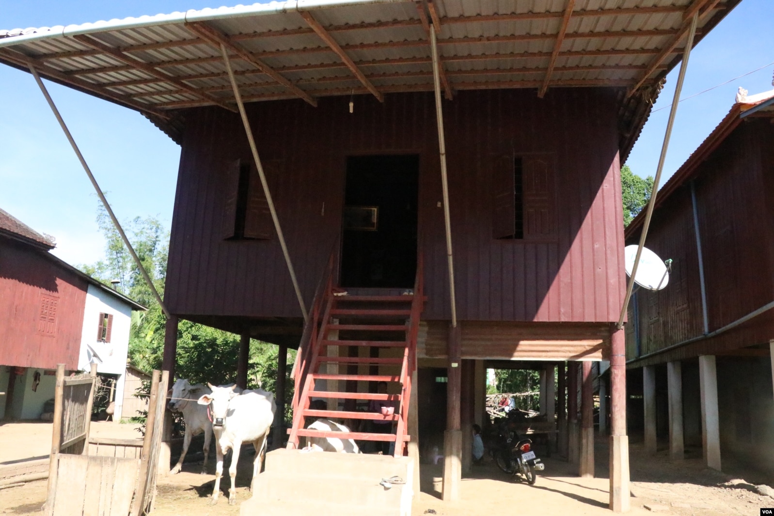 Horm Seang took some money sent by her son working in South Korea, to renovate her house in Prek Achi commune of Kampong Cham province. (Sun Narin/VOA Khmer)